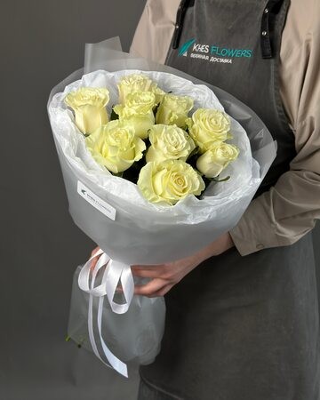 Акция! Букет из 9 роз в белой бумаге «Секрет роз»